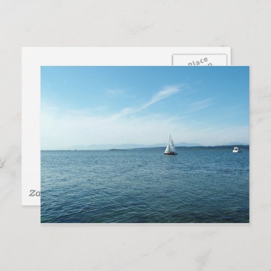 Meer und Segelboot unter blauem Himmel Postkarte (Vorne/Hinten)