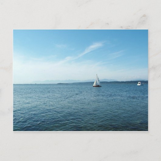 Meer und Segelboot unter blauem Himmel Postkarte (Vorderseite)