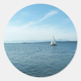 Meer und Segelboot unter blauem Himmel Runder Aufkleber