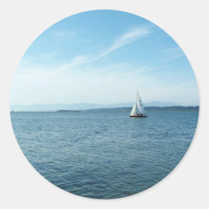 Meer und Segelboot unter blauem Himmel Runder Aufkleber
