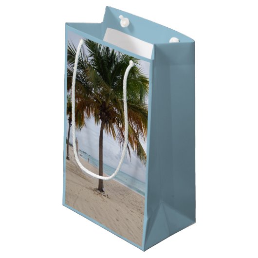 Meer und Strand mit Palmen Kleine Geschenktüte (Vorderseite Schrägansicht)