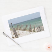 Meerblick durch den Zaun des Strandes Rechteckiger Aufkleber (Umschlag)