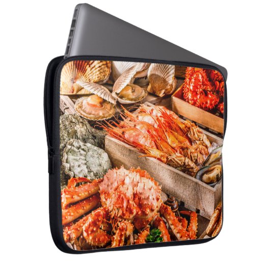 Meeresfrüchte-Kochplatte zum Abendessen am Meeresu Laptopschutzhülle (Vorne Rechts)