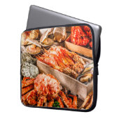 Meeresfrüchte-Kochplatte zum Abendessen am Meeresu Laptopschutzhülle (Vorderseite Links)