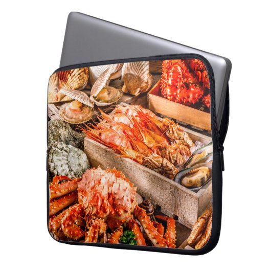 Meeresfrüchte-Kochplatte zum Abendessen am Meeresu Laptopschutzhülle (Vorderseite Links)