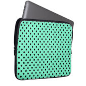 Meeresgrün Schwarz Polka Laptopschutzhülle (Vorne Rechts)