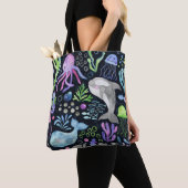 Meereslebensfarbe, dunkler Hintergrund. Tasche (Von Nahem)