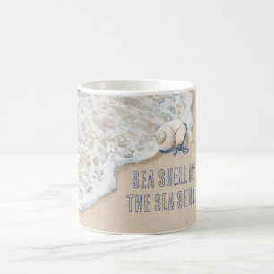 Meeresmuschel am Meeressandstrand Kaffeetasse