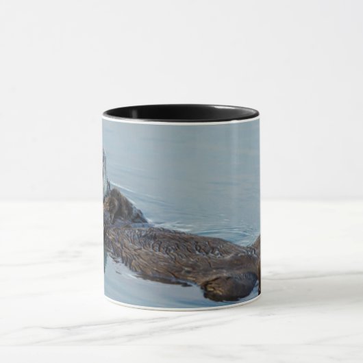 Meeresotter, der im Ozean zurückschweben Tasse (Zentrum)