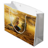 Meeresprinzessin - Fantasiefrau bei Sonnenuntergan Große Geschenktüte (Rückseite Schrägansicht)