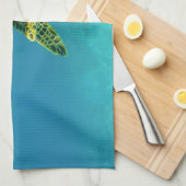 Meeresschildkröte schwimmen im türkisfarbenen Meer Geschirrtuch (Viertel Falte)