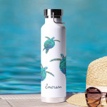 Meeresschildkröten Wasserfarbe Personalisiert Trinkflasche<br><div class="desc">Diese personalisierte Wasserflasche mit kulinarischen Themen an der Küste bietet 3 niedliche Aqua-Blue-Meeresschildkröten mit einem stilvollen Skriptnamen und ist ideal für Liebhaber des Ozeans und des Unterwasserlebens.</div>