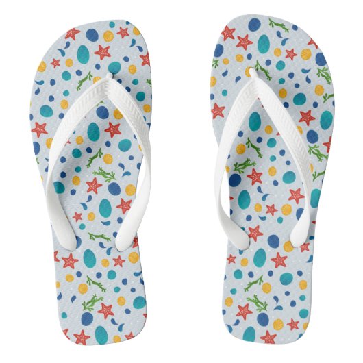 Meeresstrand mit Seestern, Muscheln und Kies Badesandalen (Fußbett)