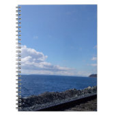 Meeresufer und Bahngleis unter blauem Himmel Notizblock (Vorderseite)