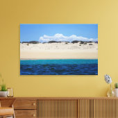 Meereswellen am Sandstrand unter blauem Himmel Leinwanddruck (Insitu (Wohnzimmer))