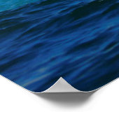 Meereswellen am Sandstrand unter blauem Himmel Poster (Ecke)