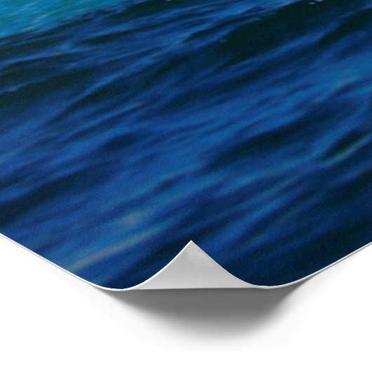 Meereswellen am Sandstrand unter blauem Himmel Poster (Ecke)