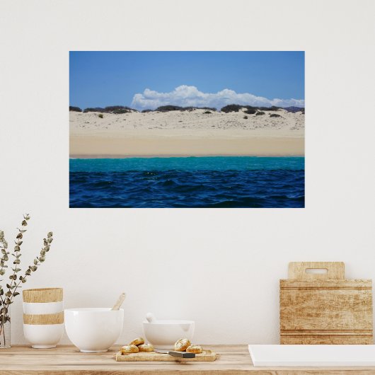 Meereswellen am Sandstrand unter blauem Himmel Poster (Küche)