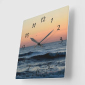 Meereswellen brechen beim Surfen auf Quadratische Wanduhr (Winkel)