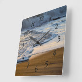 Meereswellen brechen beim Surfen auf Quadratische Wanduhr (Winkel)