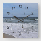 Meereswellen brechen beim Surfen auf Quadratische Wanduhr (Vorderseite)