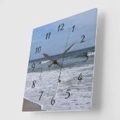 Meereswellen brechen beim Surfen auf Quadratische Wanduhr (Winkel)