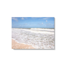 Meereswellen, die den Sand am Strand bedecken