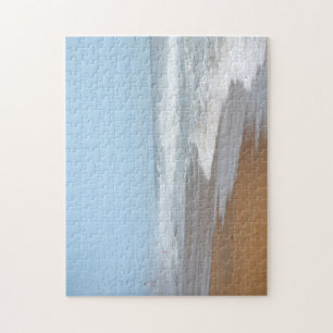 Meereswellen, die durch einen Leuchtturm am Strand Puzzle