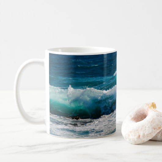 Meereswellen Panoramasicht Kaffeetasse (Mit Donut)