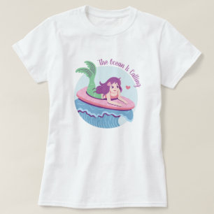 Meerjungfrau auf rosa Surfboard Der Ozean kommt T-Shirt