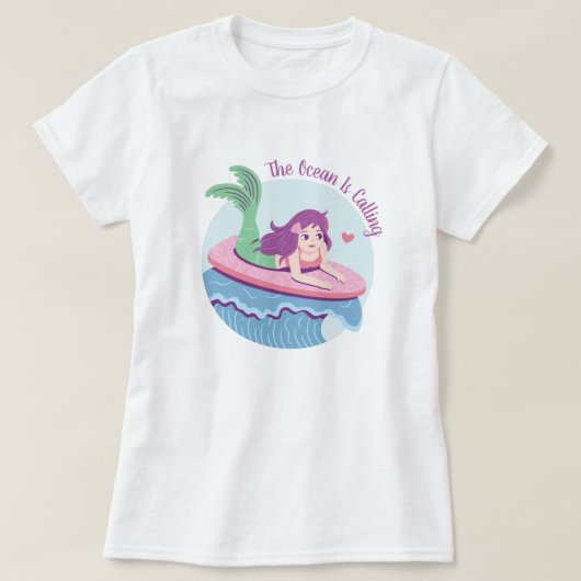 Meerjungfrau auf rosa Surfboard kommt der Ozean T-Shirt (Design vorne)