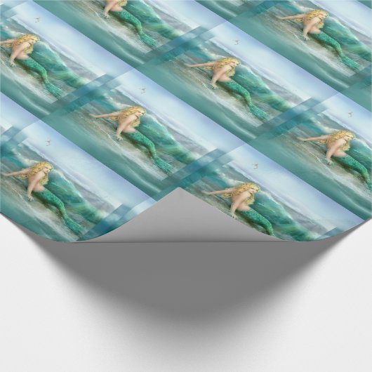 Meerjungfrau auf Ufer mit Aqua-Wellen und Seemöwen Geschenkpapier (Ecke)