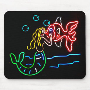 Meerjungfrau, die Fische im Neon küsst Mousepad
