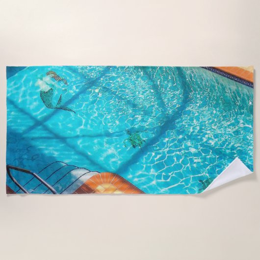 Meerjungfrau in einem Swimmingpool Strandtuch (Vorderseite)