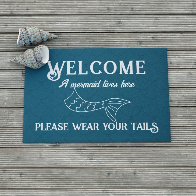 Meerjungfrau lebt hier sonnige Aquamarine Türmatte (Welcome! You must wear your tails when you visit. A fun mermaid themed doormat just for you)