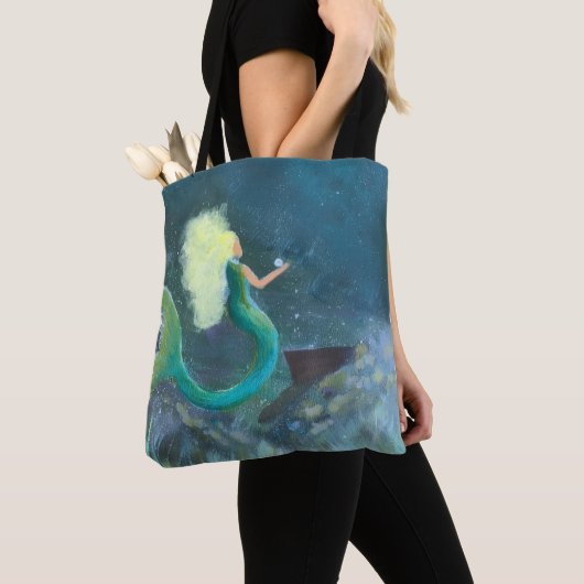 Meerjungfrau mit ihrer Perle Tasche (Von Nahem)