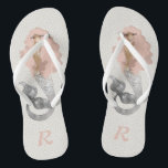 Meerjungfrau mit rosa Haar und Monogramm Badesandalen<br><div class="desc">Rufen Sie alle Meerjungfrauen! Dieses feminine Design zeichnet sich durch eine wunderschöne Meerjungfrau aus,  deren langwelliges,  rosa Haar über ein abstraktes,  neutrales Punktmuster schwebt. Personalisieren Sie mit Ihrem Monogramm für ein phantastisches Paar personalisierter Flip Flops. Diese machen großartige Bräunungsgeschenke für Strand oder Hochzeiten in Urlaubsort.</div>
