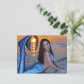 Meerjungfrau posiert am Strand bei Sunset Postcard Postkarte (Stehend Vorderseite)