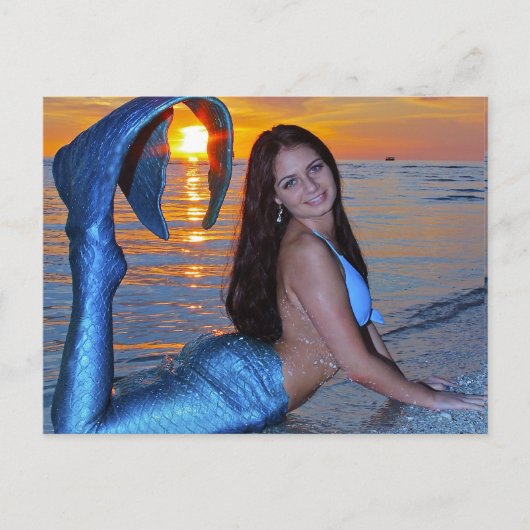 Meerjungfrau posiert am Strand bei Sunset Postcard Postkarte (Vorderseite)