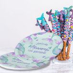 Meerjungfrau-Schwanz, die jedes Alter zum Geburtst Pappteller<br><div class="desc">Geburtstagsparty-Teller von Meerjungfrau,  personalisiert mit jedem Namen und Alter. Das Design besticht durch fantasievolle magische Meerjungfrau-Schwänze und Meeresbläschen in Aquarelltönen in Rosa lila Türkis und Minzgrün. Meerjungfrau Party Einladungen und Zubehör sind im Handel,  aber bitte melden Sie mich,  wenn Sie weitere Vorlagen benötigen.</div>