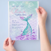 Meerjungfrau Schwanz unter Meer Lila Geburtstag Flyer (Hand)