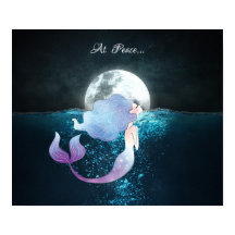 Meerjungfrau schwimmen unter Vollmond