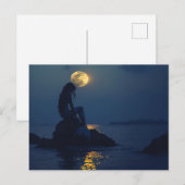 Meerjungfrau sitzt nachts auf einem Felsen Postkarte (Vorne/Hinten)