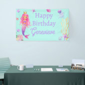 Meerjungfrau unter der Geburtstagspartei Banner (Messeveranstaltung)