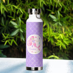 Meerjungfrau unter der Meereskreaturen Aquarell Trinkflasche<br><div class="desc">Dieses Design zeichnet sich durch eine hübsche Meerjungfrau umgeben von niedlichen Meereslebewesen in lila und rosa mit Akzenten von Kalkgrün und Aquablau. Die Kollektion der Koordinationsprodukte ist in unserem Shop, zazzle.com/store/doodlelulu, erhältlich. Kontaktieren Sie uns, wenn Sie dieses Design für ein bestimmtes Produkt benötigen, um Ihr eigenes, einzigartiges Match oder Geschenk...</div>