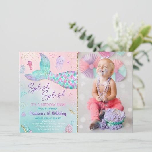 Meerjungfrau unter Rosa Gold Geburtstag Einladung (Stehend Vorderseite)
