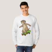 Meerkat als Skater mit Skateboard T-Shirt (Vorne ganz)