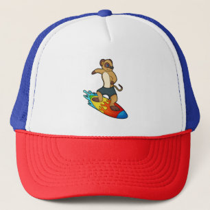 Meerkat als Surfer mit Surfboard Truckerkappe