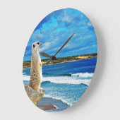 Meerkat At The Beach, Große Wanduhr (Winkel)