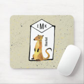 Meerkat auf Beige Hintergrund mit Monogramm Mousepad (Mit Mouse)